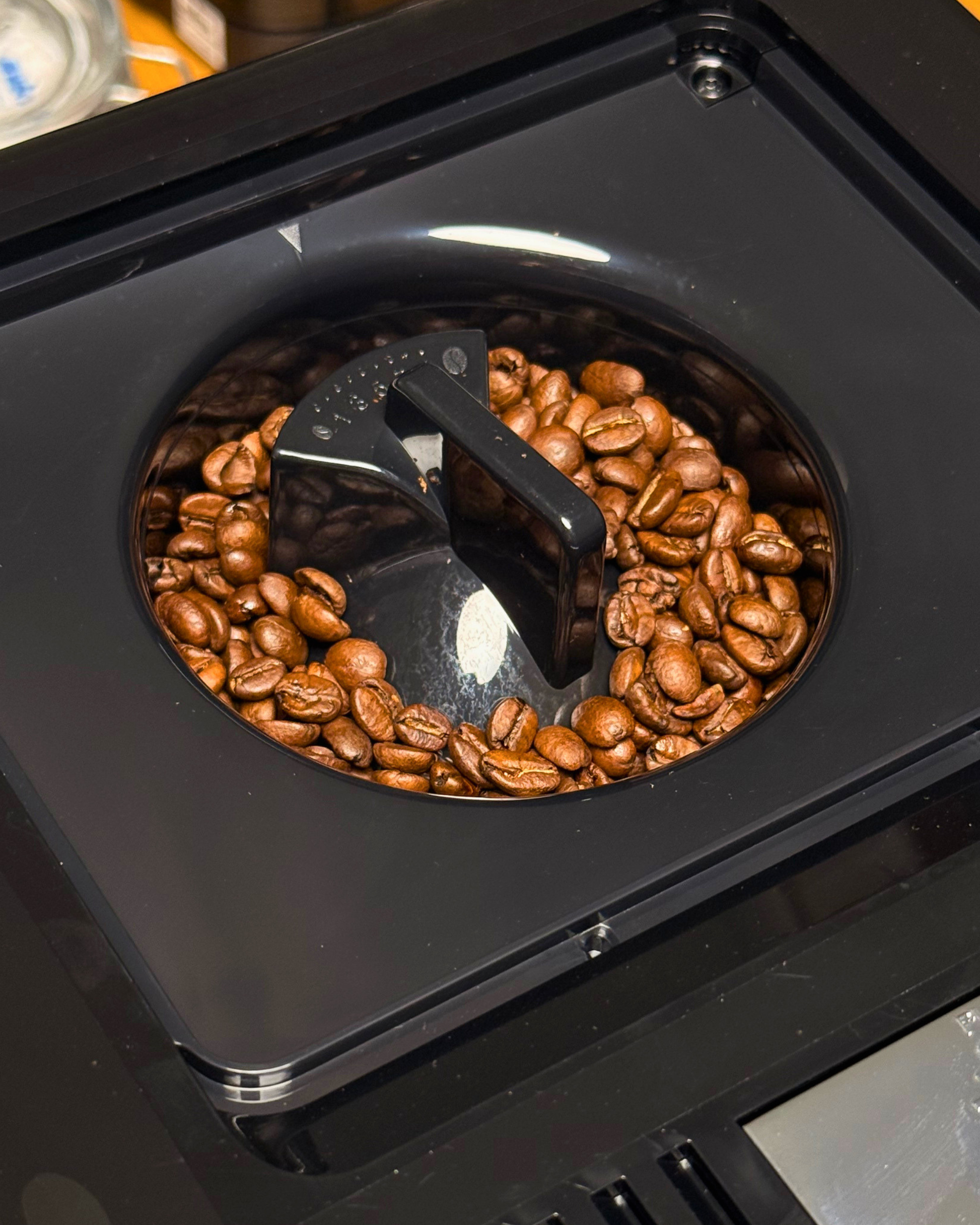 Coffee format SEED L - kavni aparat na sprotno mletje - close up prostora za kavna zrna
