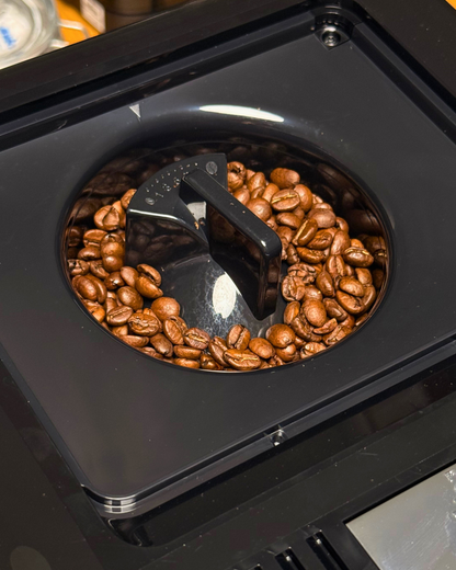 Coffee format SEED L - kavni aparat na sprotno mletje - close up prostora za kavna zrna