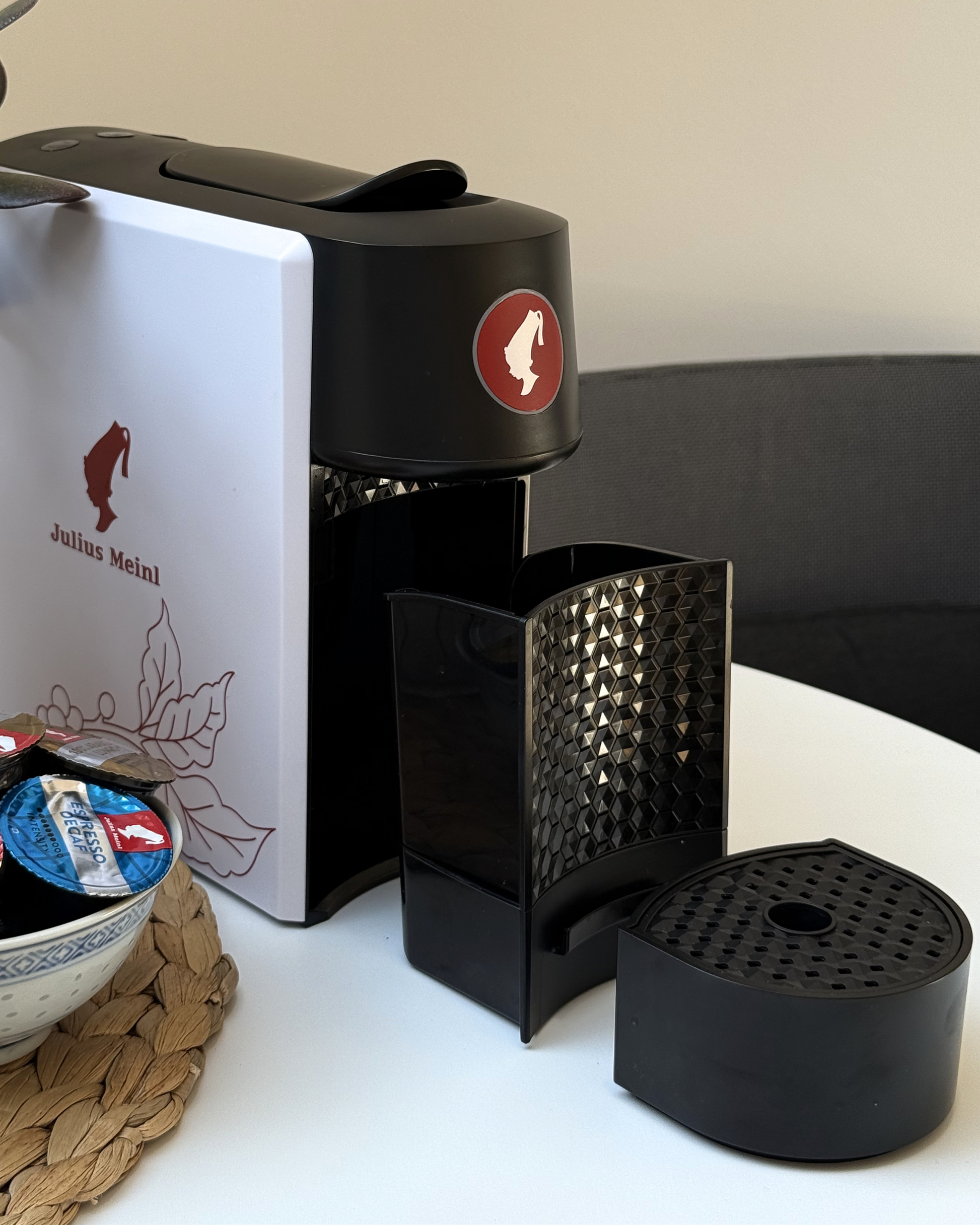Julius Meinl Barista Mini kavni aparat z odstranjenim predalom za odpadne kapsule in pladnjem za kapljanje.
