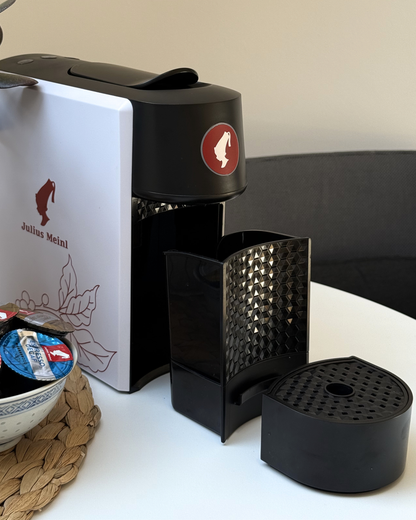 Julius Meinl Barista Mini kavni aparat z odstranjenim predalom za odpadne kapsule in pladnjem za kapljanje.