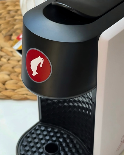 Julius Meinl Barista Mini kavni aparat z osvetljenim logotipom na sprednji strani.